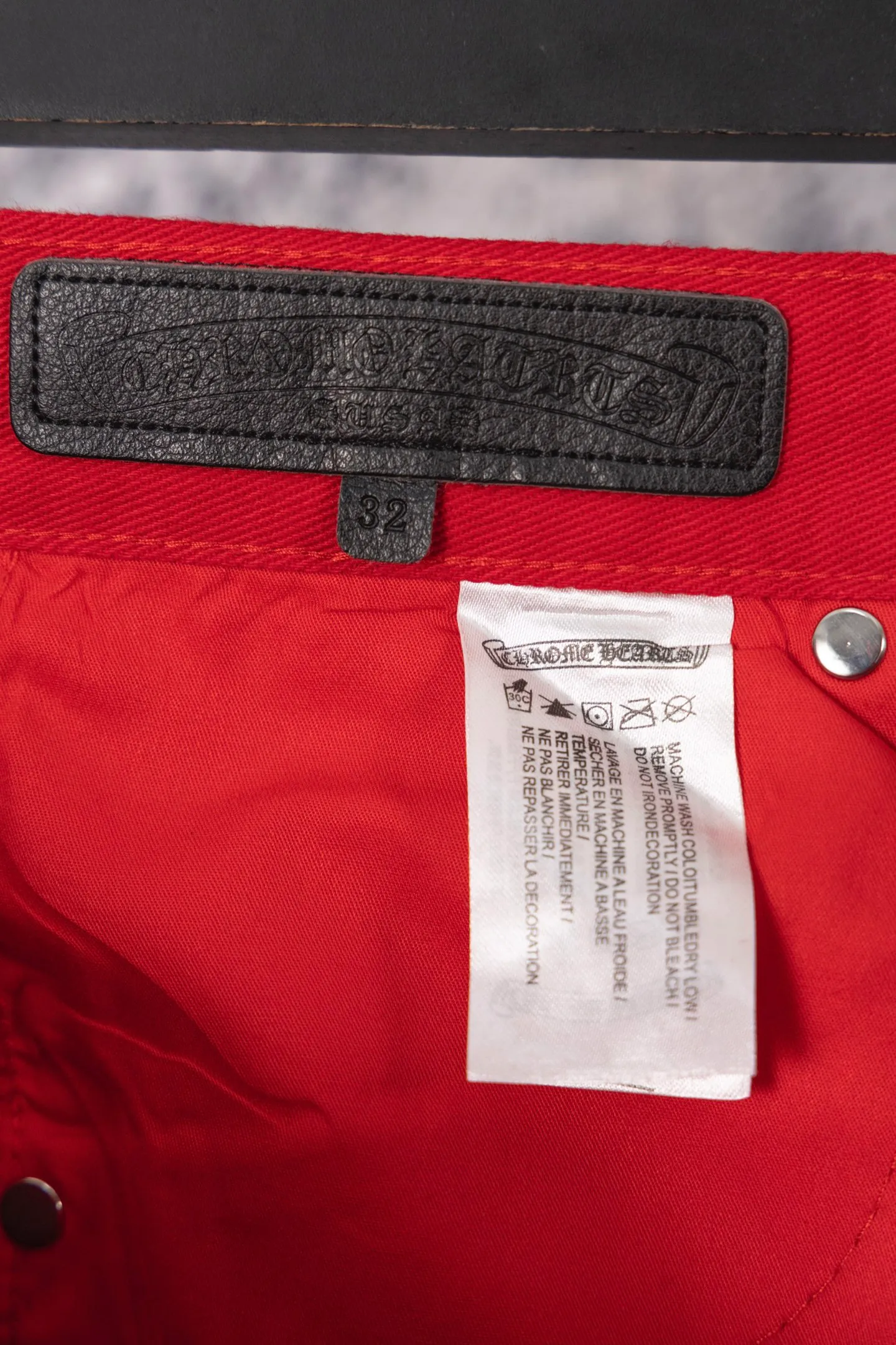 P250 CH Chromehearts Paris-limited red cross-patched leather red jeans, priced at 34W, patched with cross-patterns, washed jeans! ! An absolutely high-end luxury product, a 1.9W-level god-level single product, a super popular product, made by top heavy industry, a magic weapon that cannot be missed! [About Zangyin] This is an extremely luxurious fashion brand that can also be called the aristocracy of the high street. It has always been an exclusive brand for some hipsters or rich second generations. Compared with ordinary high streets, it is more luxurious and noble. Compared with luxury brands, it is more fashionable and individual. It has always been a brand that I have a special liking for. [Top heavy industry fashion design] Consistently high-street luxury style. Speaking of this style, the Zangyin family and GU family are definitely the leading representative brands. Especially the Zangyin family has really achieved a state-of-the-art effect in creating high-street style. The unique washed material is used to create this style. The color system is already quite eye-catching. After it is decorated with patchwork cross flowers, it cleverly highlights the charm of the brand. Secondly, this style uses classic The high-waist cutting design highlights the long legs and fashionable temperament of the upper body. The brand is highly recognizable and the slim fit configuration is more suitable for daily wear. It is a product that interprets personality, fashion, and specifications at a glance. This single product is enough to make any fan excited. It can be a white T-shirt for a youthful college style, or a tight suspender for a royal style. It has strong matching ability and can be easily controlled by men.  [Materials and craftsmanship] Needless to say, this point goes without saying. As an excellent craftsman brand, Zangyin’s requirements for details and craftsmanship are really perfect. The washed color of this model has gone through so many processes, not to mention the embellishment of denim appliques. It is also purely hand-made and sewn. Just like what they believe in, only hand-made things have soul and have the meaning of wear. A top-notch heavy-duty fashionable denim item, I look forward to your perfect interpretation! !  Color: red Size: 28-34
